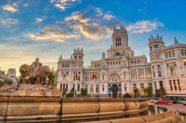 Перлите на Барселона, Бордо и Мадрид с полет от Варна